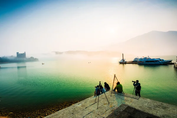 Fotograf macht Foto am Sonnenmondsee — Stockfoto