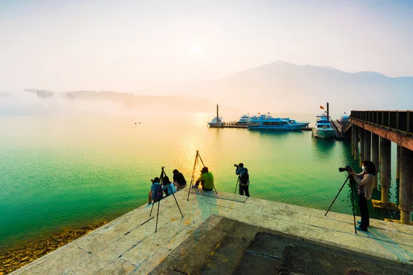 Fotograf macht Foto am Sonnenmondsee — Stockfoto