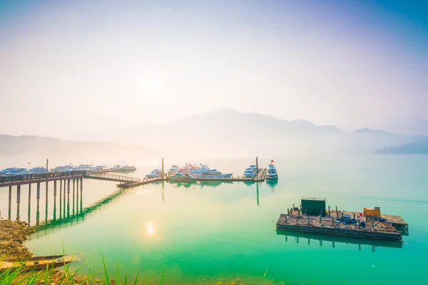 태양 달 호수 아름 다운 아침 — 스톡 사진
