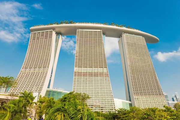 Marina Bay Sands проти синього неба — стокове фото