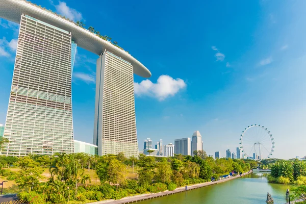 Der Sand der Marina Bay vor blauem Himmel und Singapore-Flyer — Stockfoto