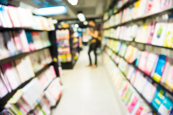 Imagem desfocada de livros em uma livraria . — Fotografia de Stock