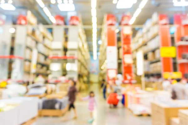 Menschen kaufen im Kaufhaus ein. — Stockfoto