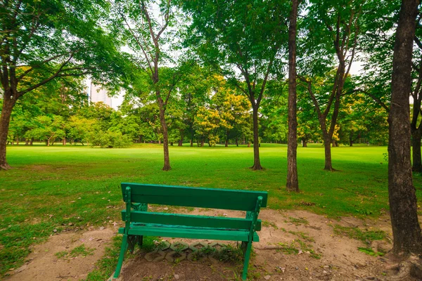 Parková lavička v západu slunce světlo — Stock fotografie