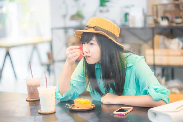 커피 한잔과 함께 아시아 미소 예쁜 여자 — 스톡 사진