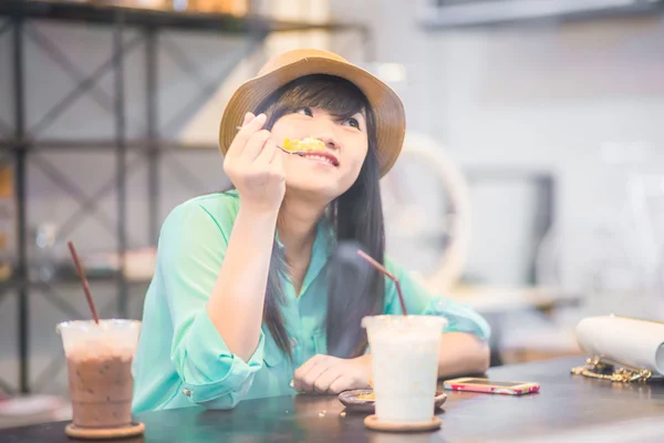 Asian smile pretty woman with a cup of coffee — Stock Photo, Image