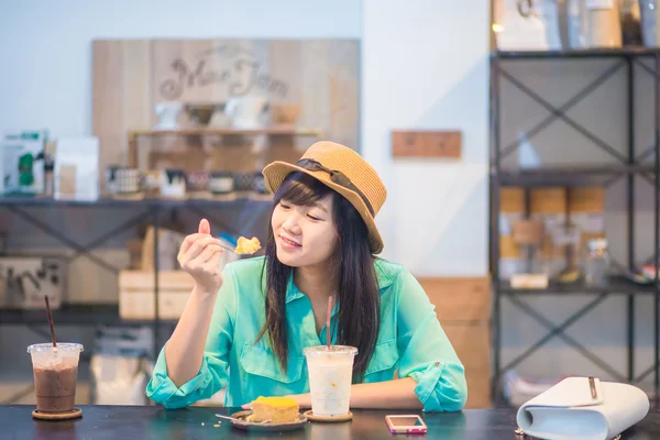 커피 한잔과 함께 아시아 미소 예쁜 여자 — 스톡 사진