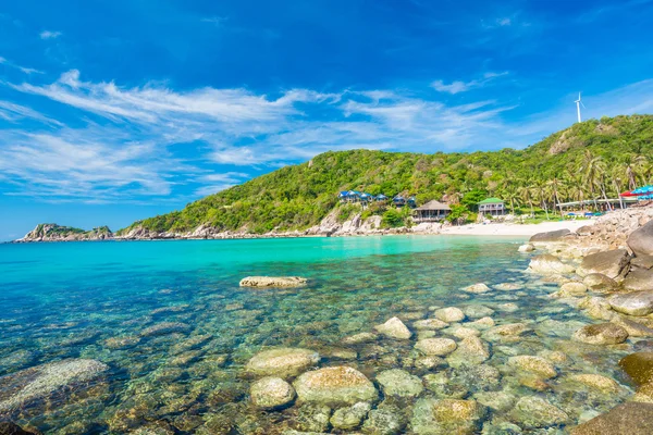 Mavi gökyüzü ve dağ ile plajda kayalar — Stok fotoğraf