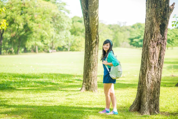 Donna in parco all'aperto con zaino — Foto Stock