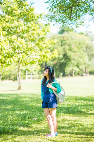 Mujer en parque al aire libre con mochila —  Fotos de Stock