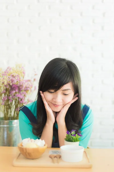 Asian woman having cup of coffee and icecream cake in cafe — Stock Photo, Image