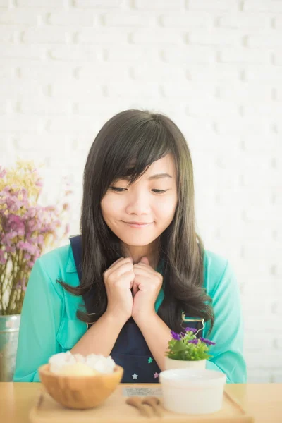 Asian woman having cup of coffee and icecream cake in cafe — Stock Photo, Image