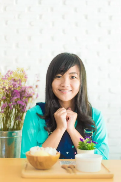 아이스크림으로 행복 한 아시아 여자 보고 행복 하 고 밝은. — 스톡 사진