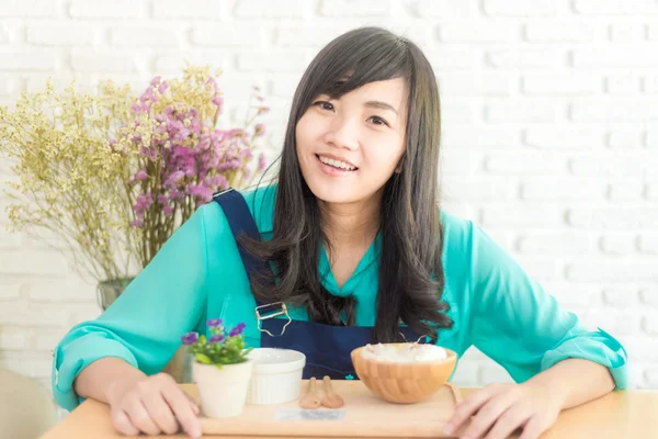 아시아 여자 데 커피와 아이스크림의 컵 케이크 카페에 — 스톡 사진