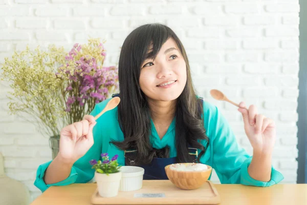 Feliz chica asiática con helado mirada alegre y alegre . — Foto de Stock