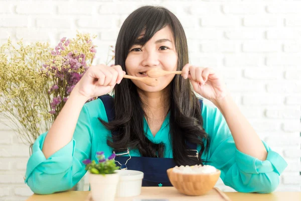 아이스크림으로 행복 한 아시아 여자 보고 행복 하 고 밝은. — 스톡 사진