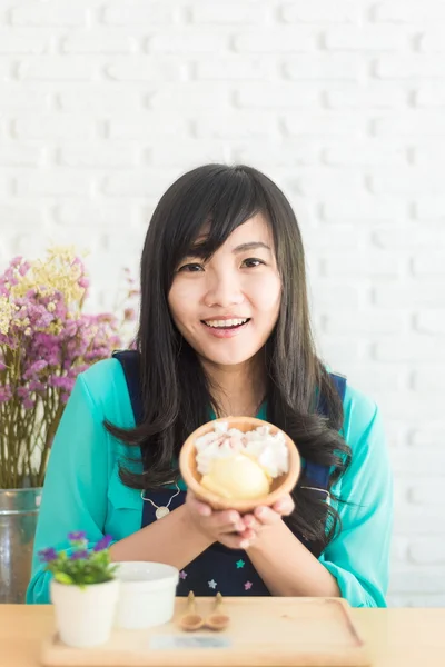 Asian woman having cup of coffee and icecream cake in cafe — Stock Photo, Image