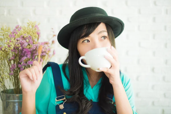 커피 한잔과 함께 아름 다운 젊은 아시아 여자 — 스톡 사진