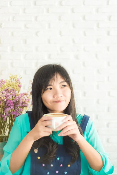 Όμορφη νεαρή γυναίκα Ασίας με το φλυτζάνι του καφέ — Φωτογραφία Αρχείου
