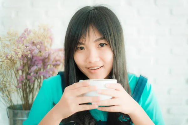 카페에서 차 한잔과 함께 아름 다운 젊은 아시아 여자 — 스톡 사진