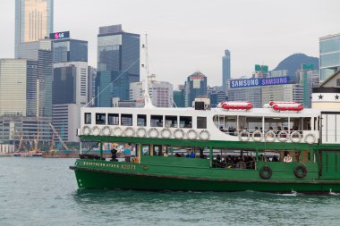 Yolda Hong Kong'dan Kowloon Adası'na feribot.