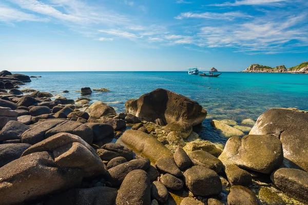 Скальный пляж и голубое небо с красивыми облаками тропического моря — стоковое фото