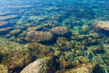 Rock plaj ve mavi gökyüzü güzel bulutlar tropikal deniz