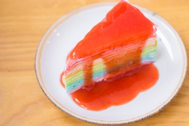 Çilekli tatlı pasta ve çilek beyaz tabak üzerinde reçel