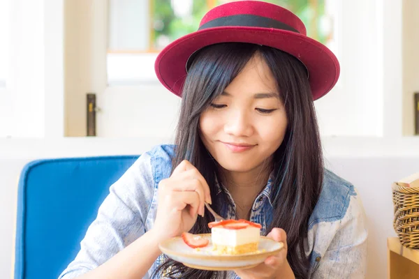 Bella giovane donna asiatica mangiare dolce torta cibo — Foto Stock