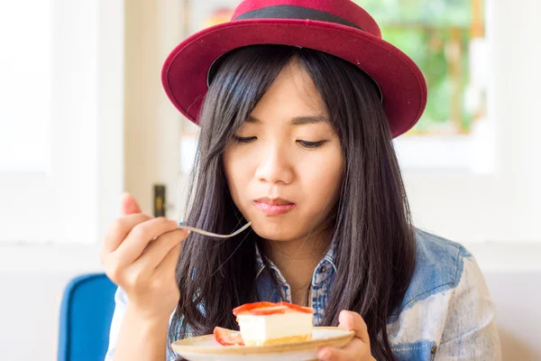 Beautiful young asian woman eat sweet cake food — Stock Photo, Image