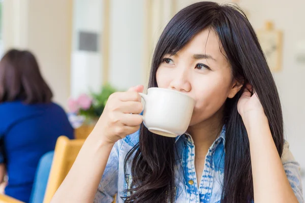 Jonge mooie Aziatische vrouw koffie drinken — Stockfoto