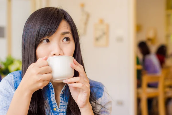 Joven hermosa mujer asiática bebiendo café —  Fotos de Stock