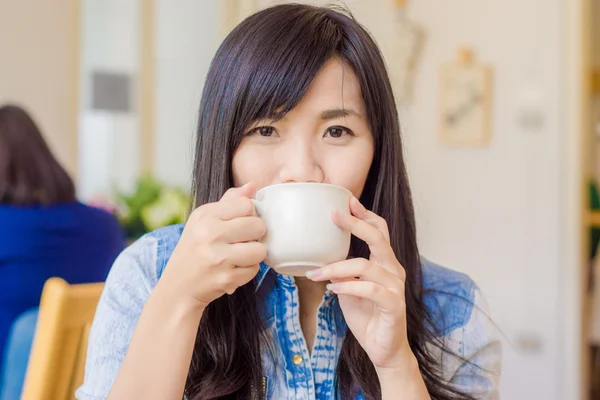 커피를 마시는 젊은 아름 다운 아시아 여자 — 스톡 사진
