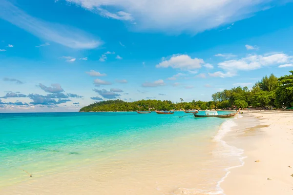 Strand und tropisches andamanisches Meer mit blauem Himmel — Stockfoto