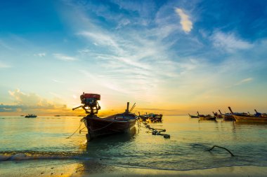 Long tail tekne ile gündoğumu sırasında deniz manzarası. Güzel doğal