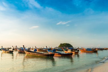 Long tail tekne ile gündoğumu sırasında deniz manzarası. Güzel doğal