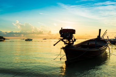 Long tail tekne ile gündoğumu sırasında deniz manzarası. Güzel doğal