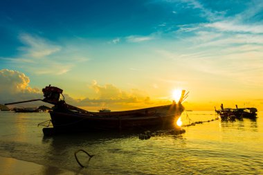 Long tail tekne ile gündoğumu sırasında deniz manzarası. Güzel doğal