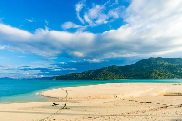 Cielo azul con playa y mar tropical —  Fotos de Stock