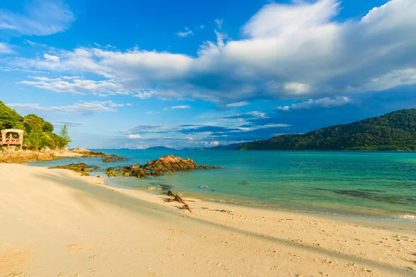 Blue sky with beach and tropical sea — Stock Photo, Image