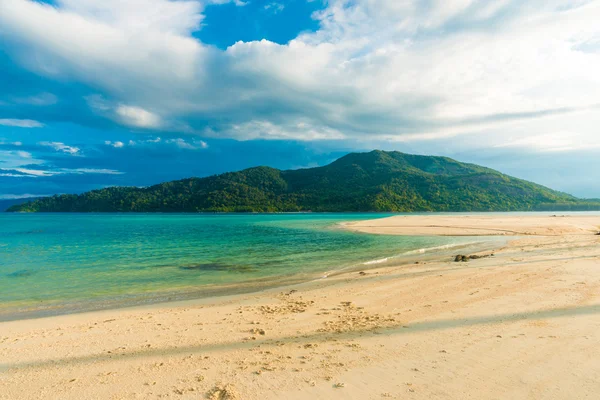 Blue sky with beach and tropical sea — Stock Photo, Image