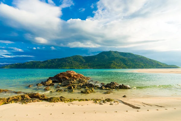 Playa y mar tropical de Andamán con cielo azul —  Fotos de Stock