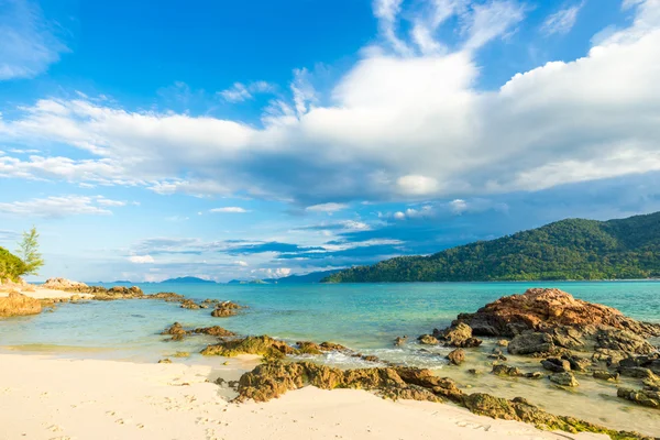 Пляж и тропическое Андаманское море с голубым небом — стоковое фото