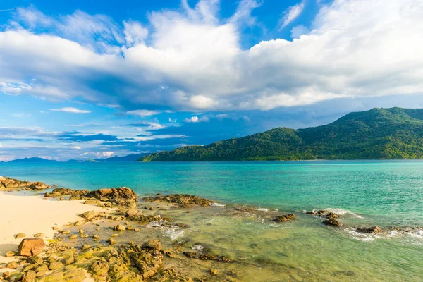 Playa y mar tropical de Andamán con cielo azul —  Fotos de Stock