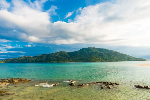 Голубое небо с пляжем и тропическим морем — стоковое фото