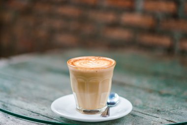 Üstten Görünüm kahve Kupası ahşap masa, kahverengi zemin üzerine