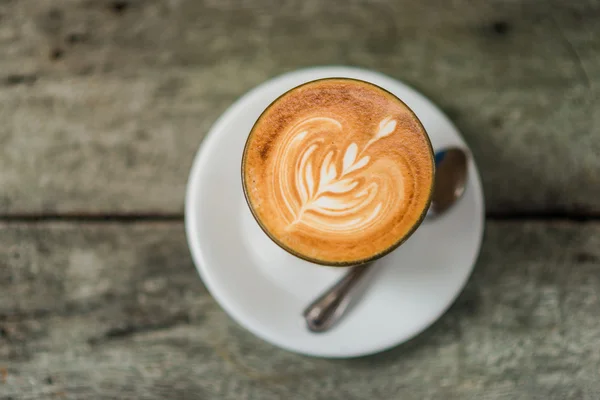 Secangkir kopi latte di meja kayu tua — Stok Foto