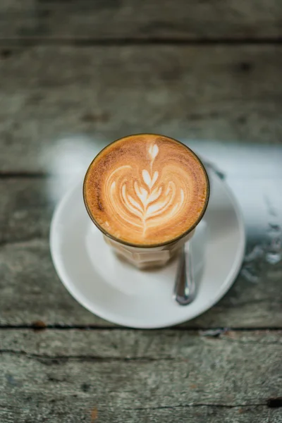 Secangkir kopi latte di meja kayu tua — Stok Foto