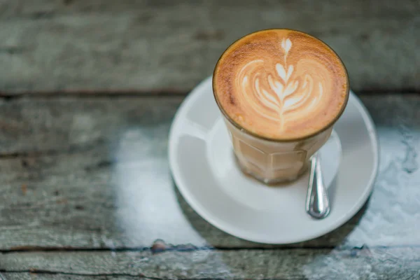Csésze kávé a régi fából készült asztal latte — Stock Fotó