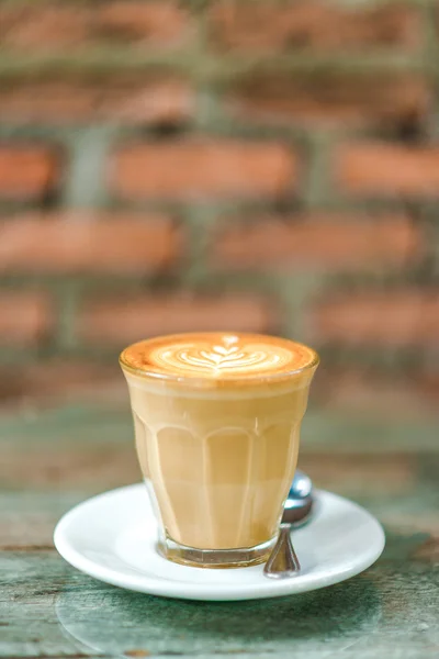Csésze kávé a fa levelei mintával feltár kupa, fa b — Stock Fotó